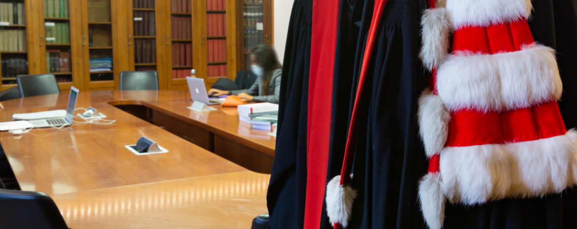 Photo de la salle de l'IRDA avec toges en premier plan