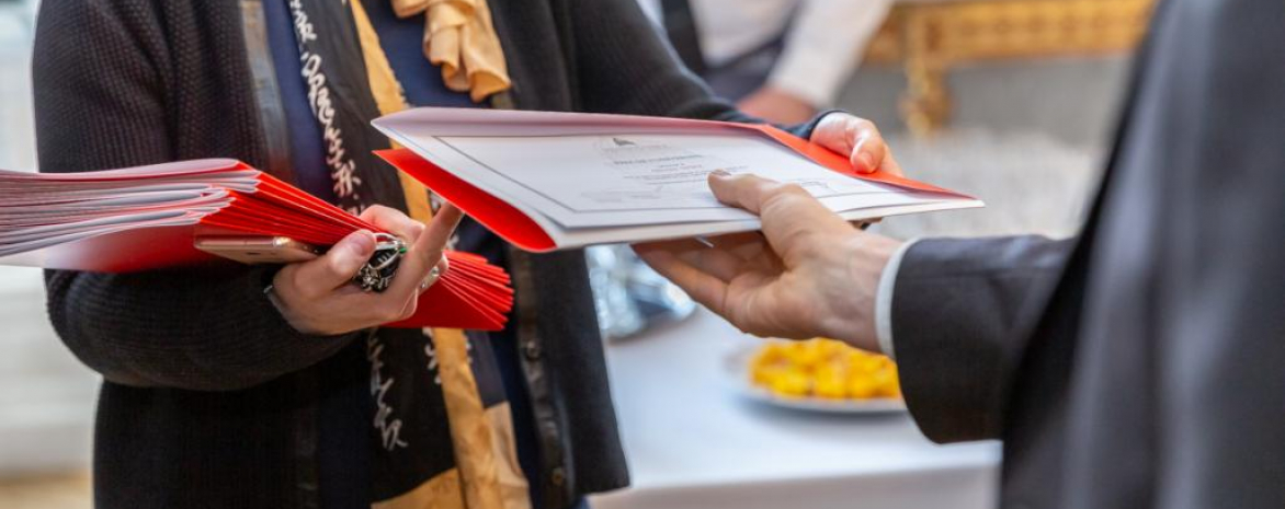 Photo de diplômes et de prix remis lors d'une cérémonie